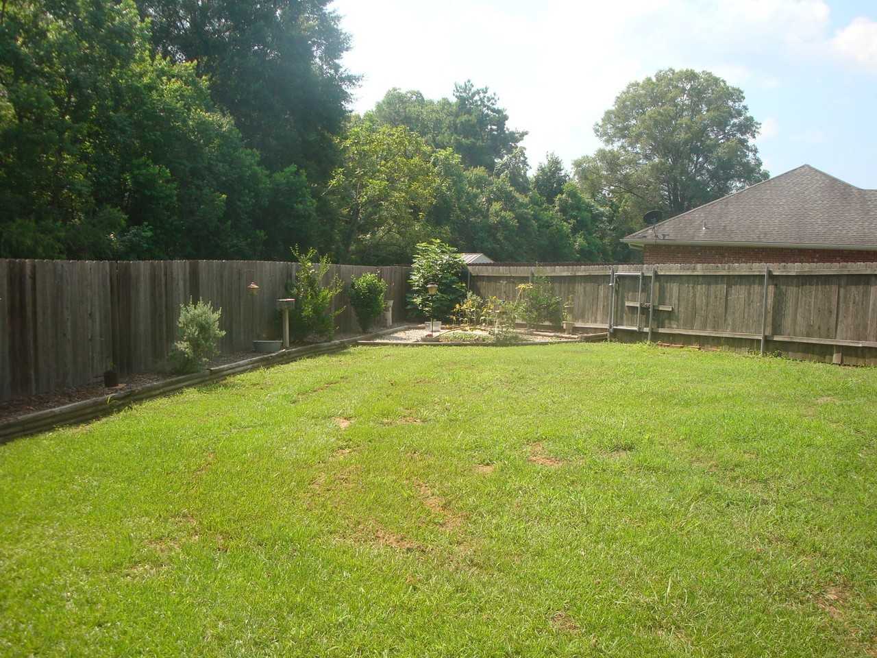 170 Zoe Dr - Photo 3 of 10