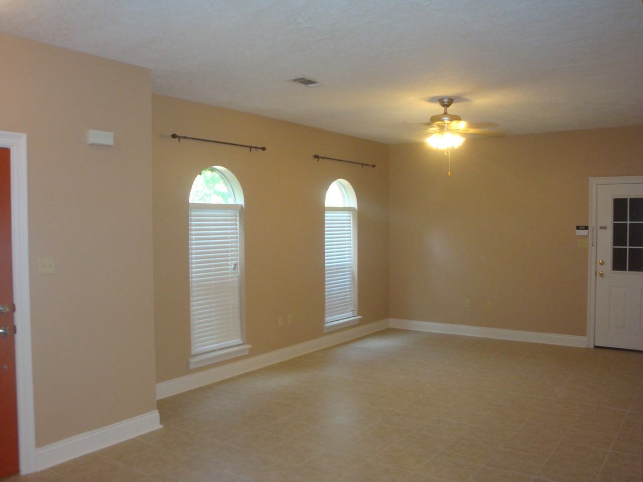 170 Zoe Dr - Photo 4 of 10