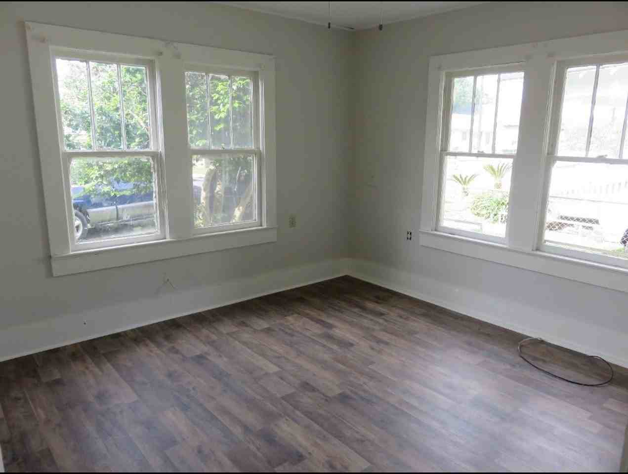 223 Sampson St - Photo 4 of 11