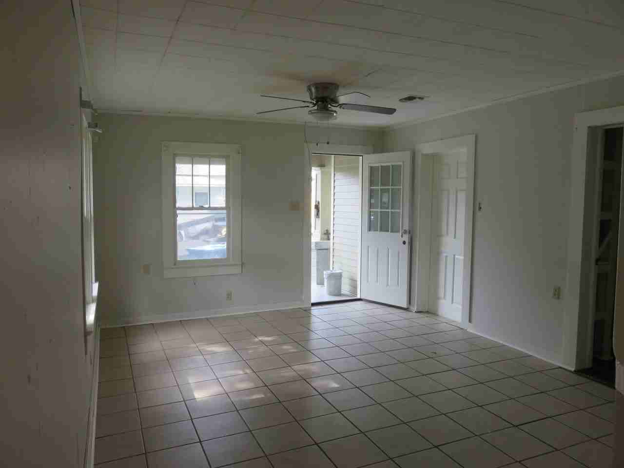 223 Sampson St - Photo 6 of 11