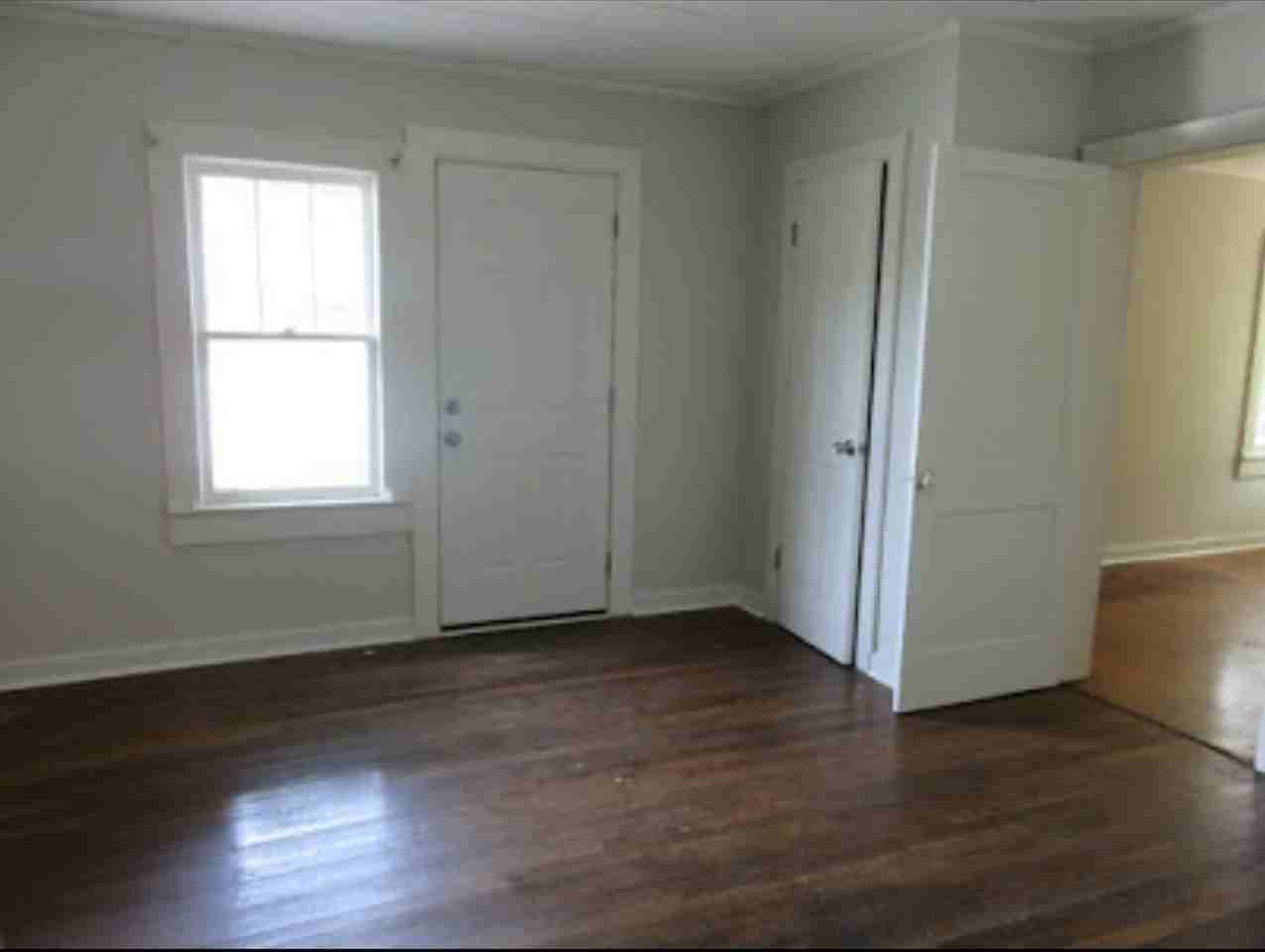 223 Sampson St - Photo 7 of 11