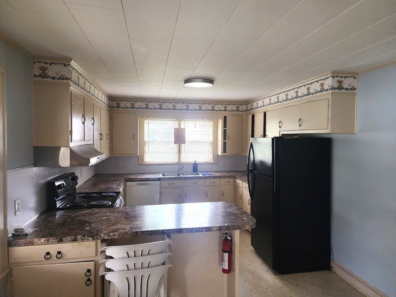 571 Lovers Ln - Photo 2 of 10