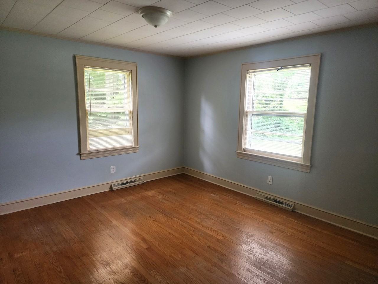 571 Lovers Ln - Photo 5 of 10