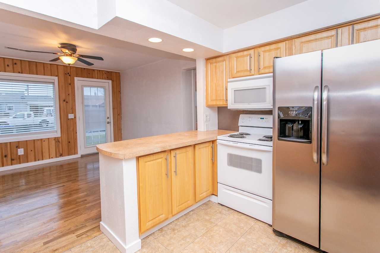 724 S Margaret St - Photo 4 of 12