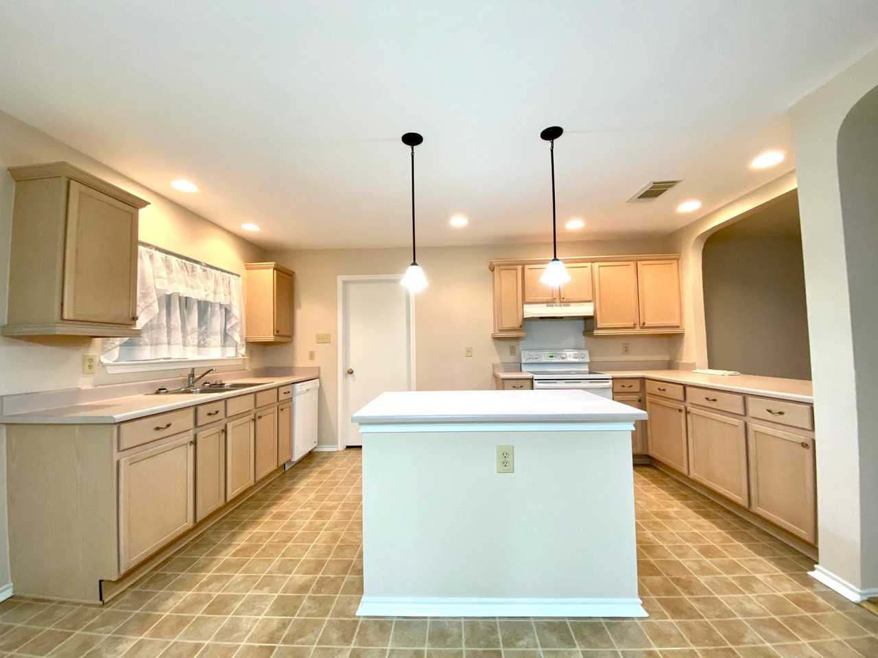 10038 Silverbrook Pl - Photo 3 of 15