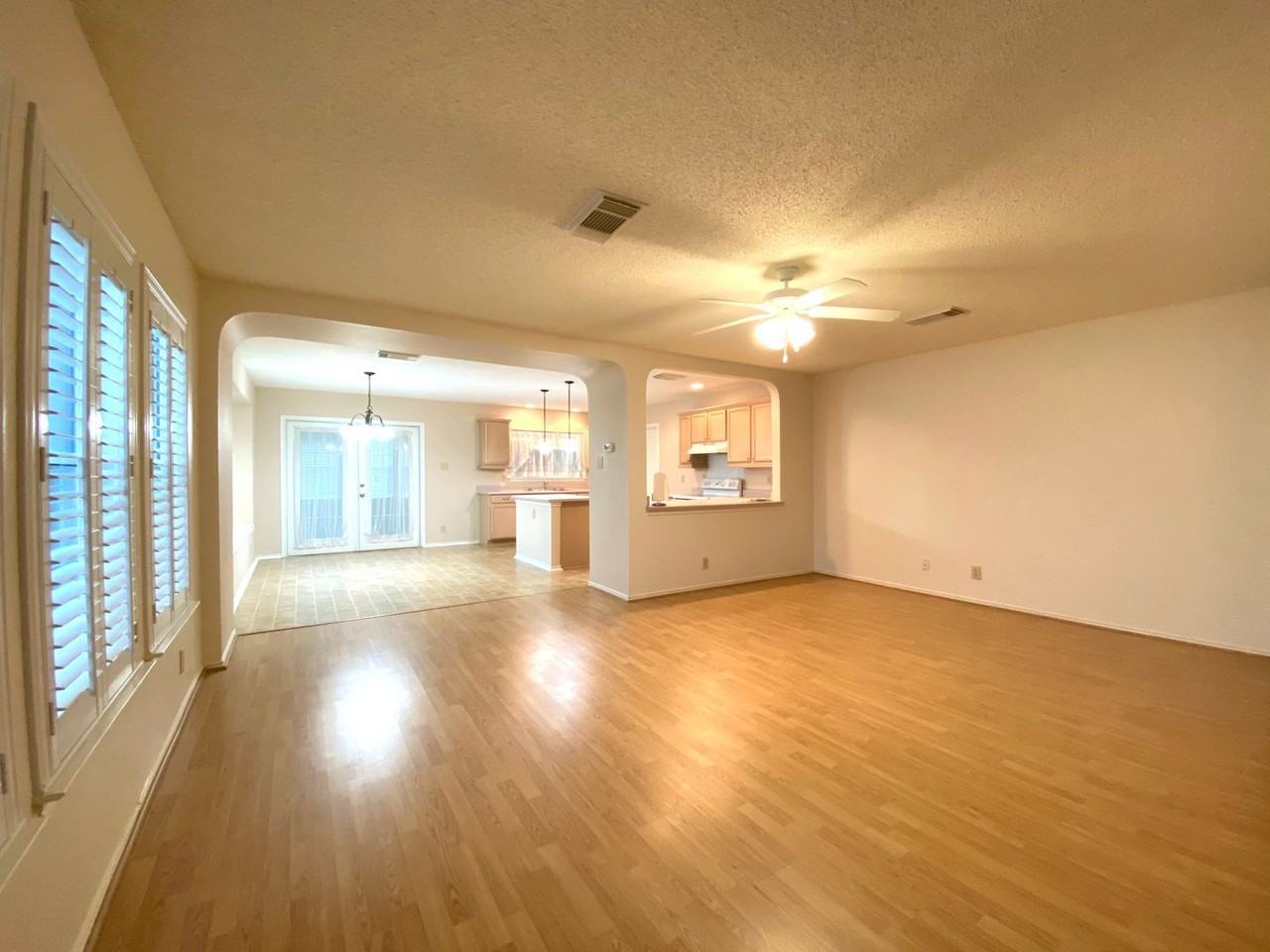 10038 Silverbrook Pl - Photo 5 of 15