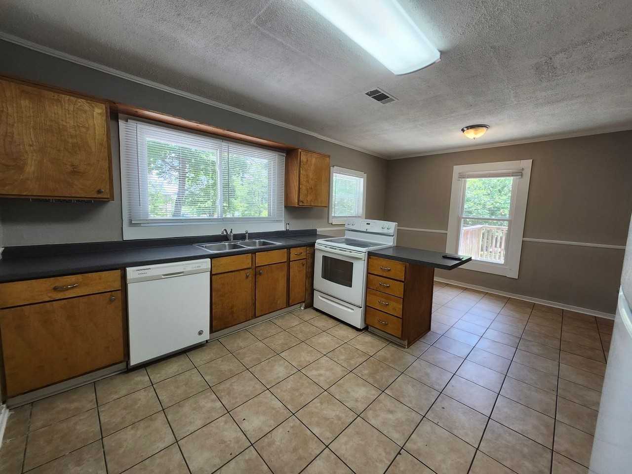 2081 Mae Dell Rd - Photo 2 of 23