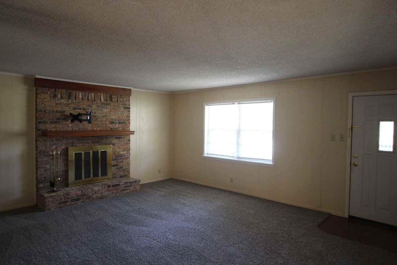 1536 Crockett Dr - Photo 5 of 24