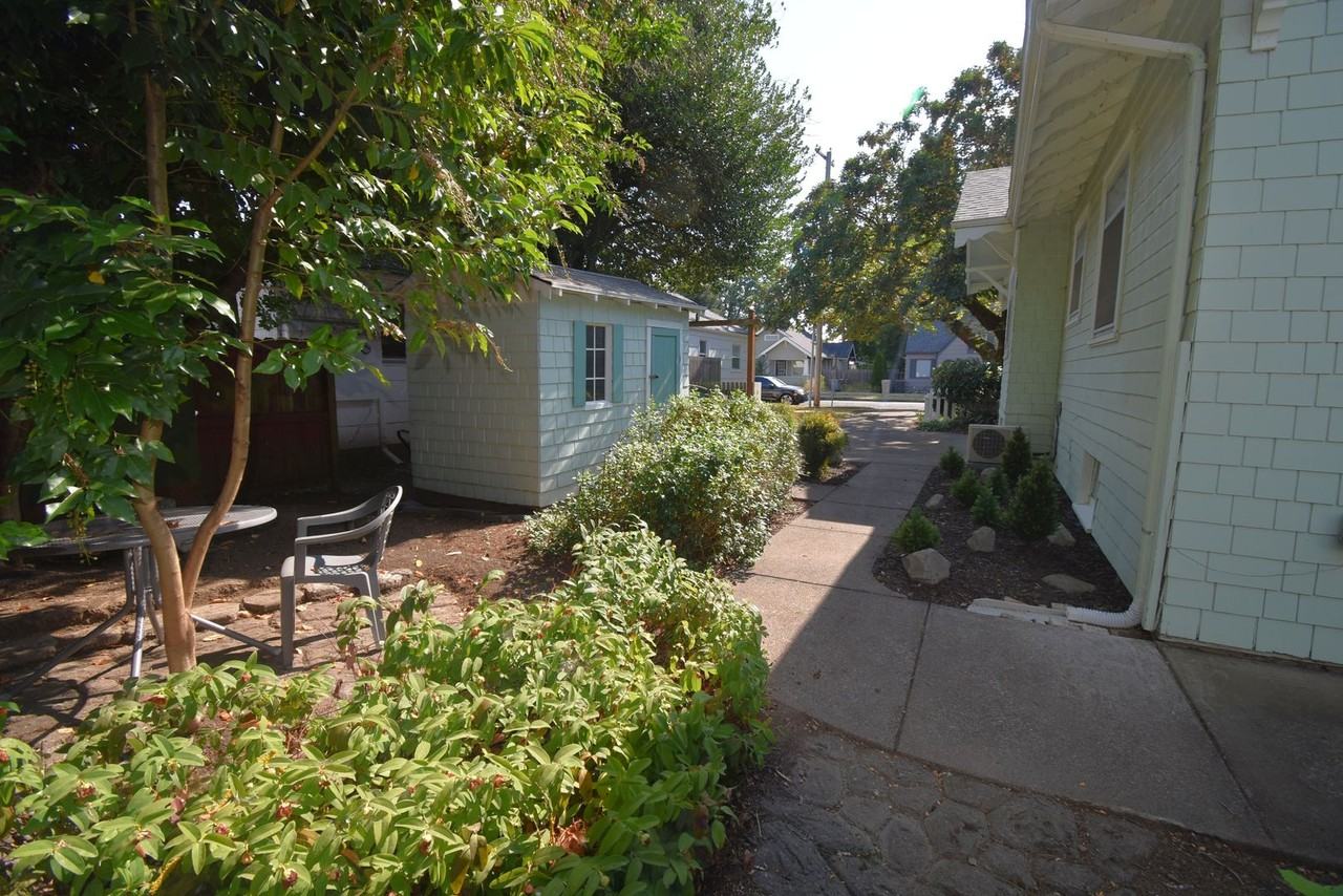 586 Grove St - Photo 6 of 42