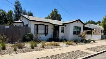 featured image of 438 E Maple St