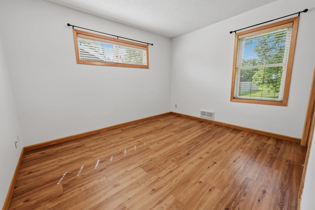 212 E Minnesota St - Photo 5 of 10