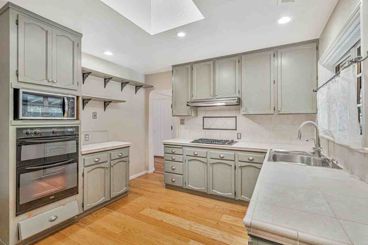 14141 Victor Pl - Photo 4 of 17