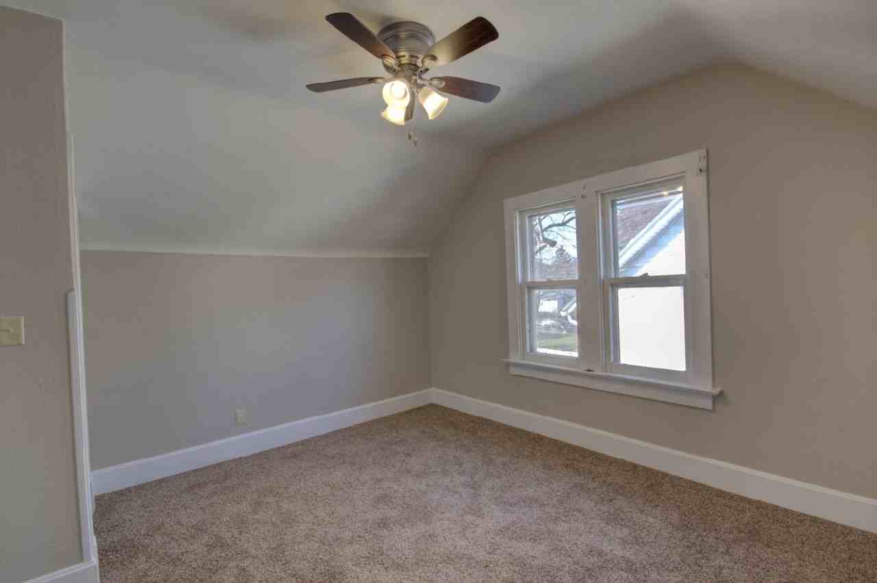 514 S Clark St - Photo 4 of 35