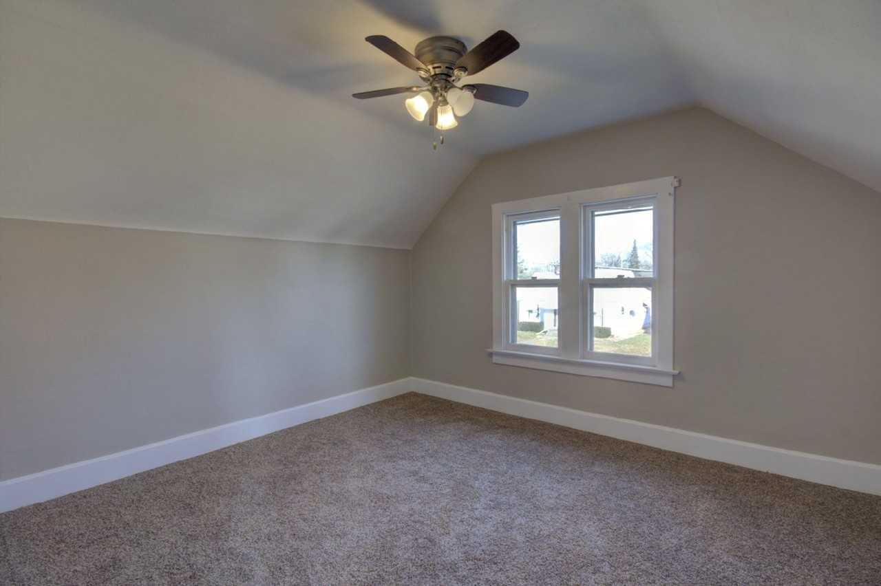 514 S Clark St - Photo 5 of 35