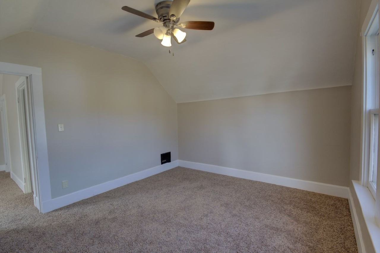 514 S Clark St - Photo 6 of 35