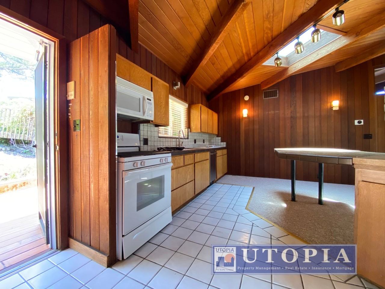215 Blackpoint Ln - Photo 2 of 21