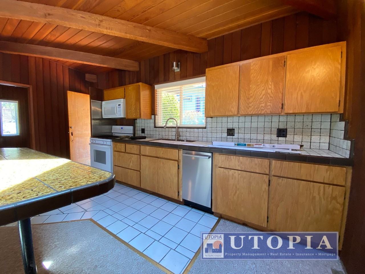 215 Blackpoint Ln - Photo 3 of 21