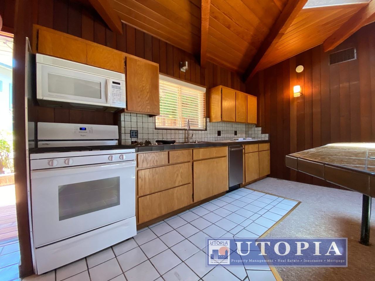 215 Blackpoint Ln - Photo 4 of 21