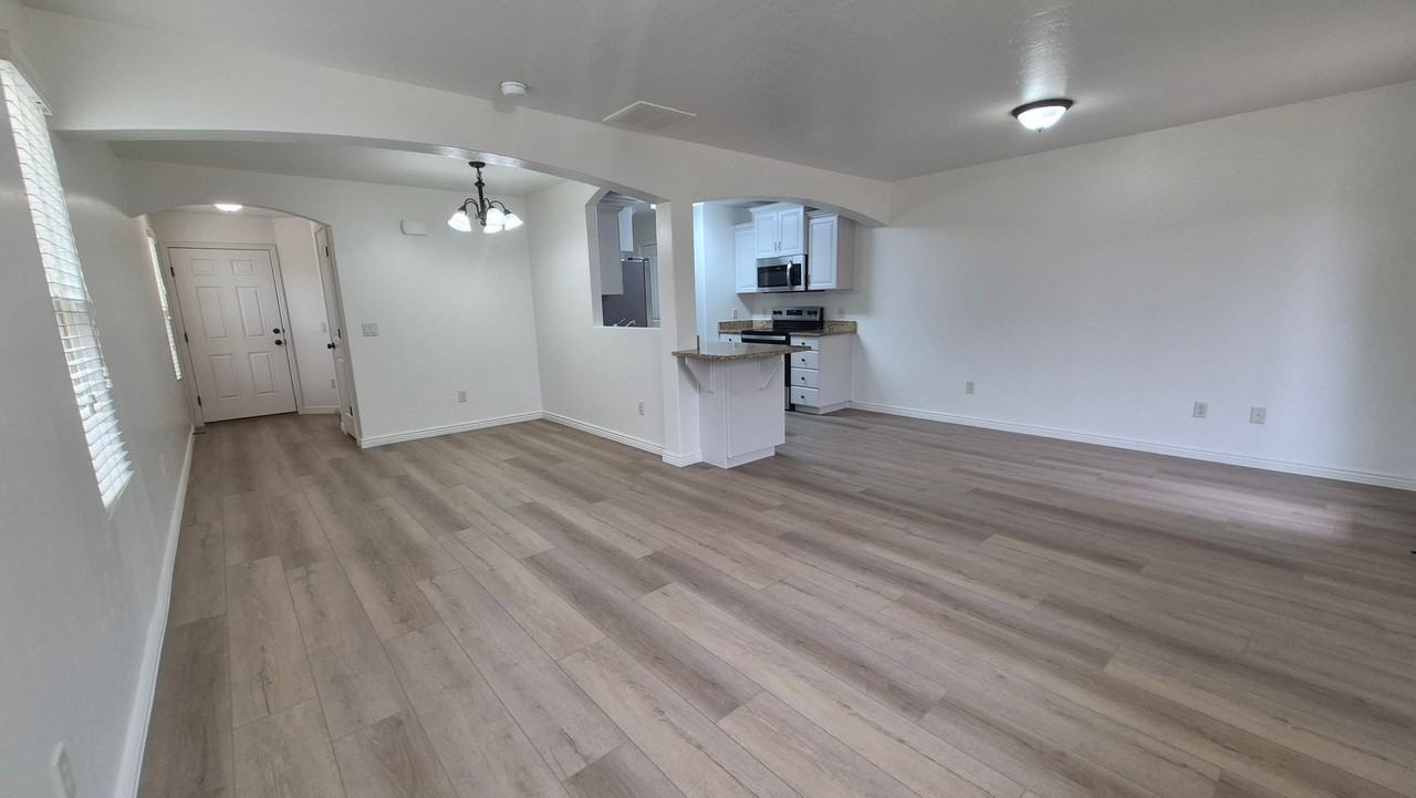 1000 E Bluff View Dr #32 - Photo 2 of 12
