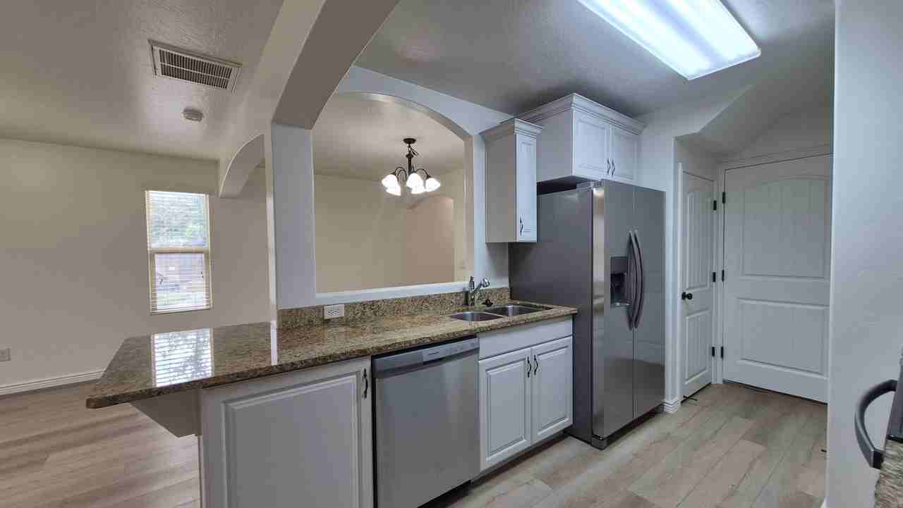 1000 E Bluff View Dr #32 - Photo 3 of 12