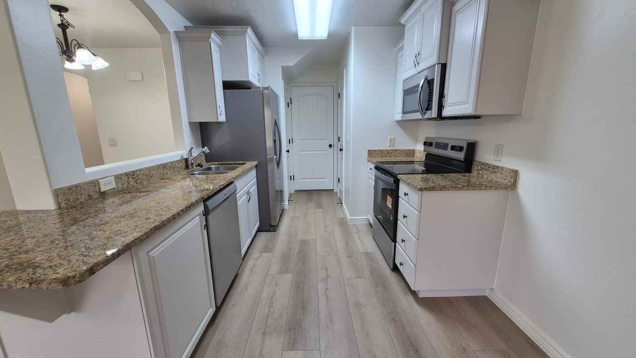 1000 E Bluff View Dr #32 - Photo 4 of 12