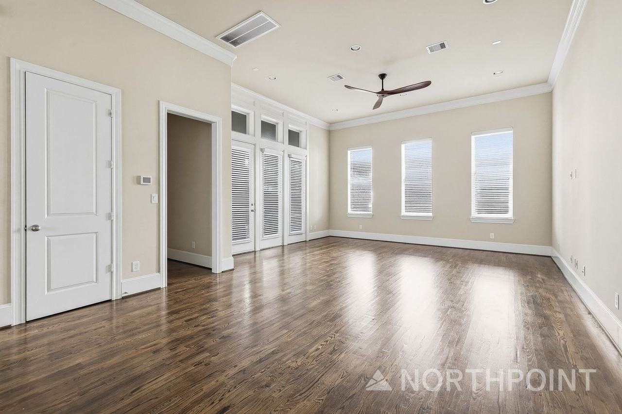 2710 Cohn Gdn - Photo 2 of 16