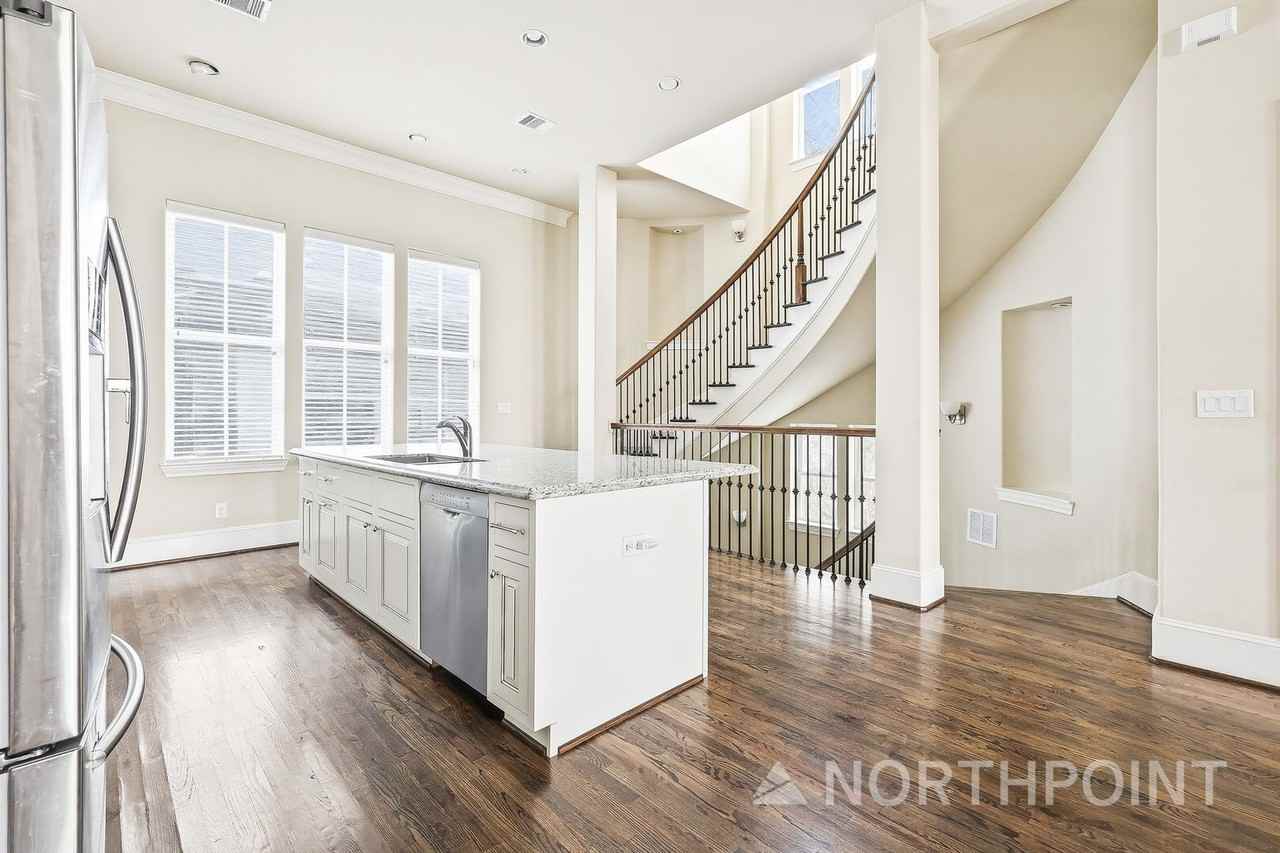 2710 Cohn Gdn - Photo 3 of 16
