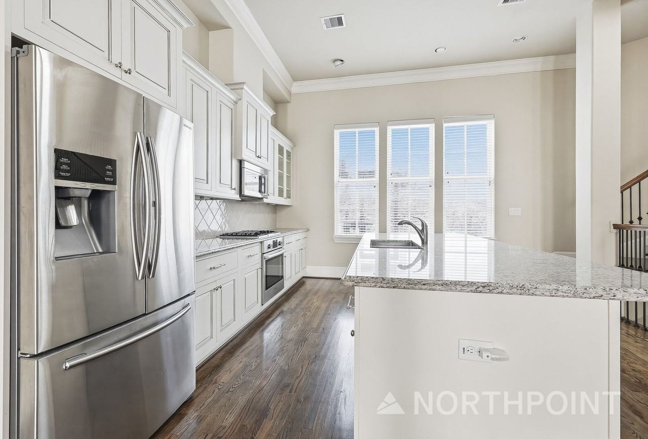 2710 Cohn Gdn - Photo 5 of 16