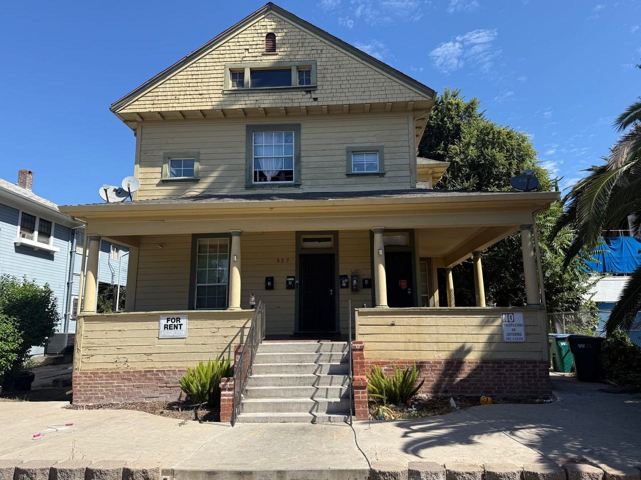 327 E Acacia St - Photo 2 of 8