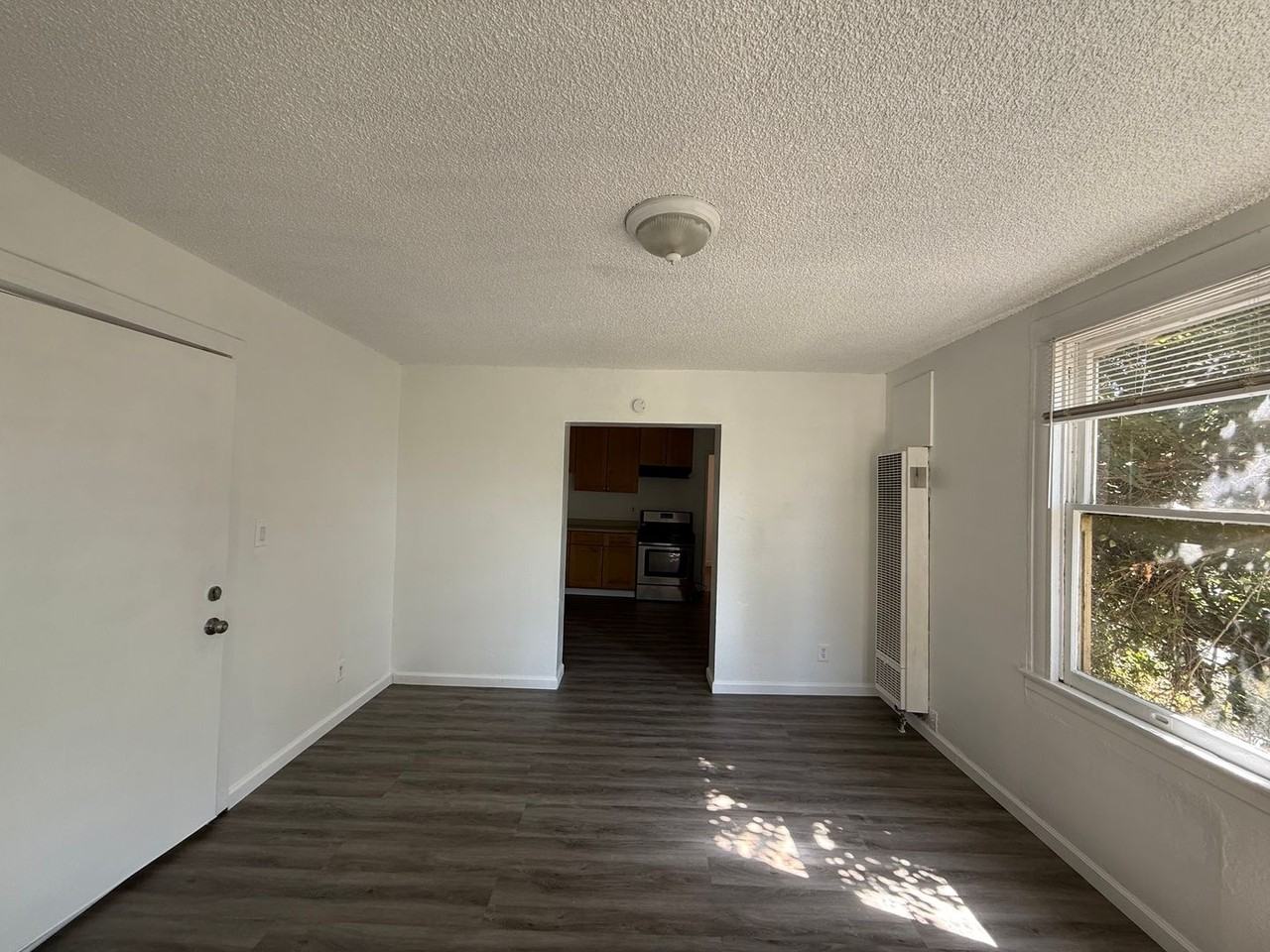 327 E Acacia St - Photo 4 of 8