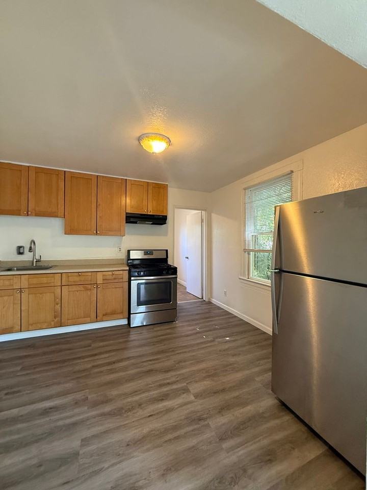 327 E Acacia St - Photo 6 of 8