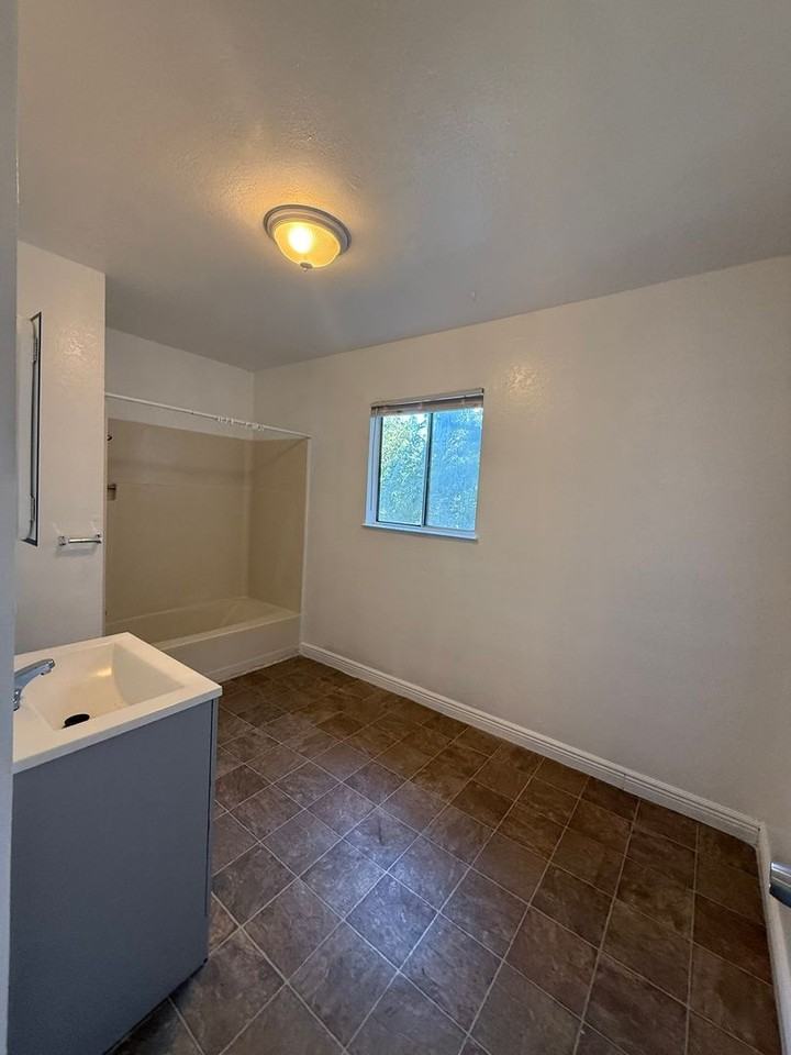 327 E Acacia St - Photo 7 of 8