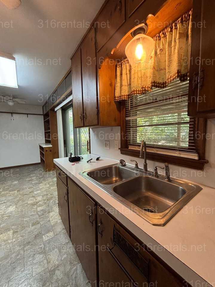 1144 Skelly St - Photo 6 of 21