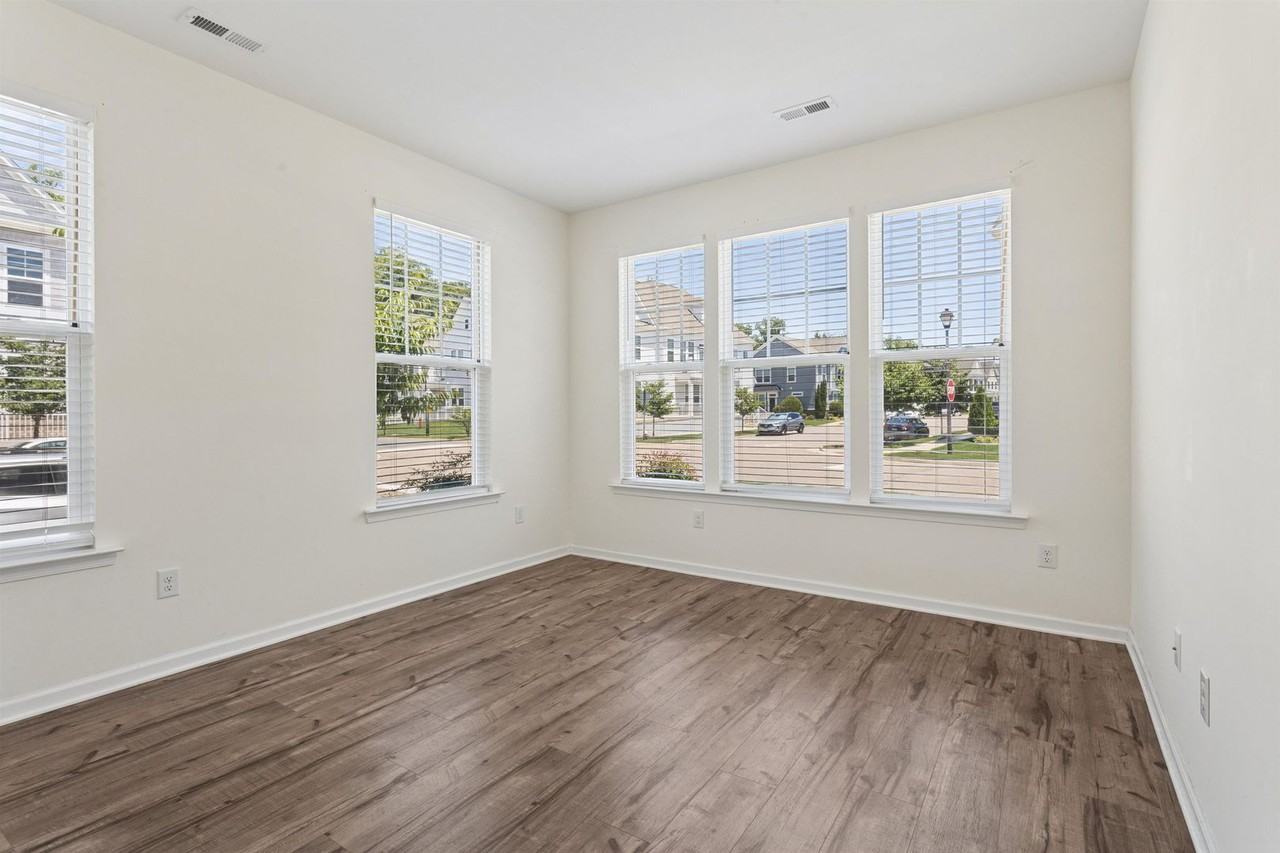 1550 Green Hill St - Photo 3 of 28