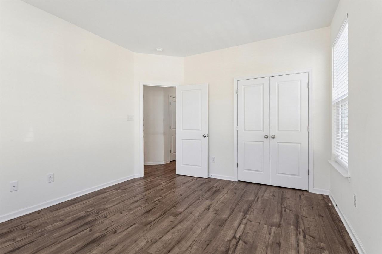 1550 Green Hill St - Photo 4 of 28