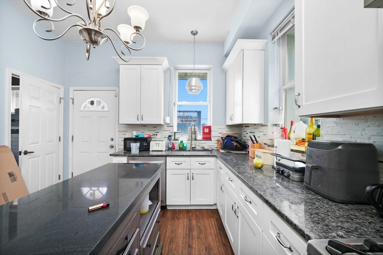 1307 S Ashland Ave - Photo 2 of 17