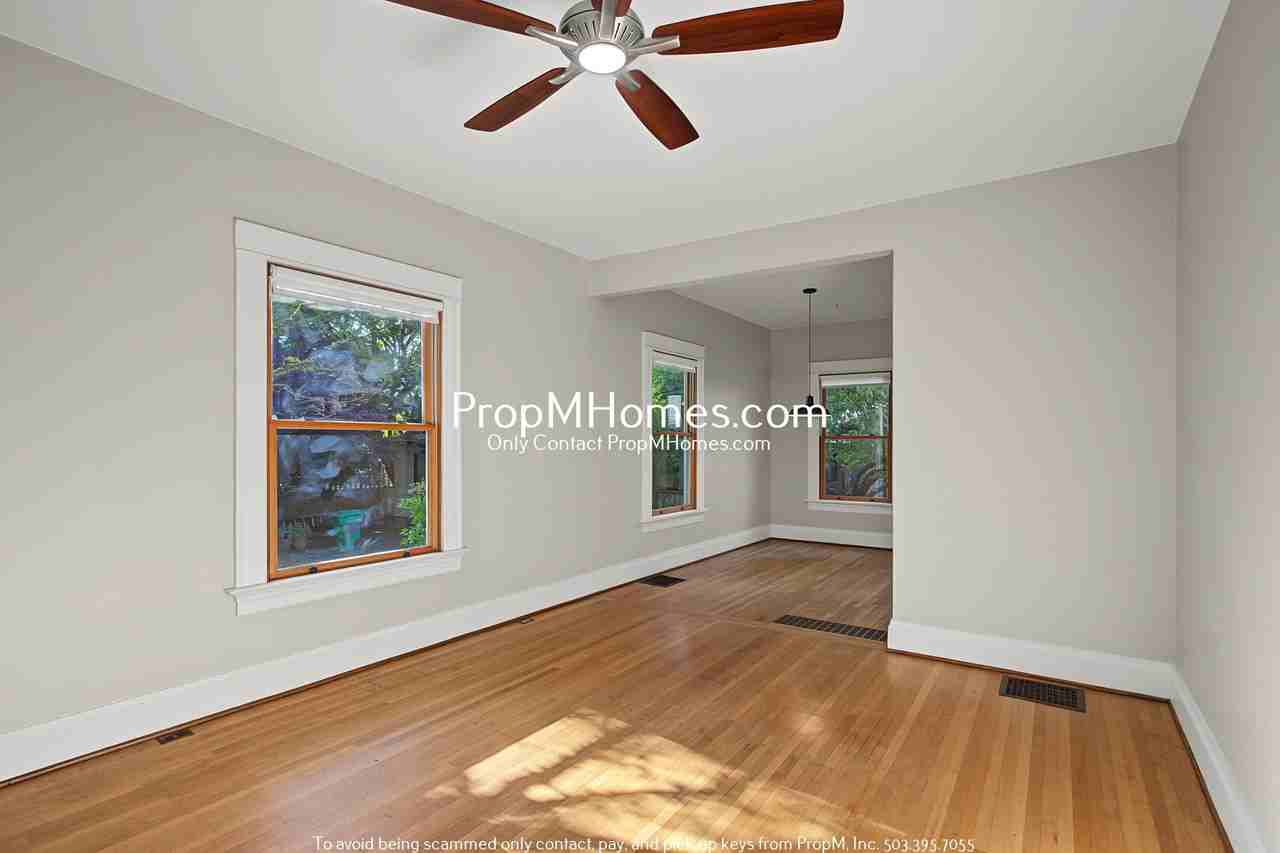 2233 Se Taylor St - Photo 3 of 23