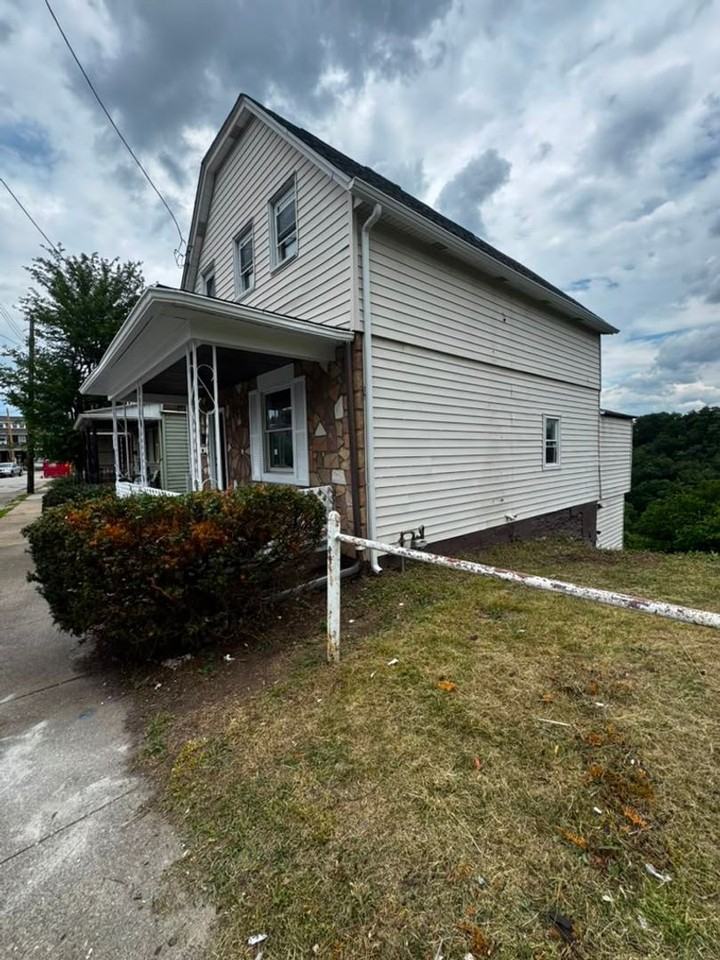 1717 Martha St - Photo 3 of 18