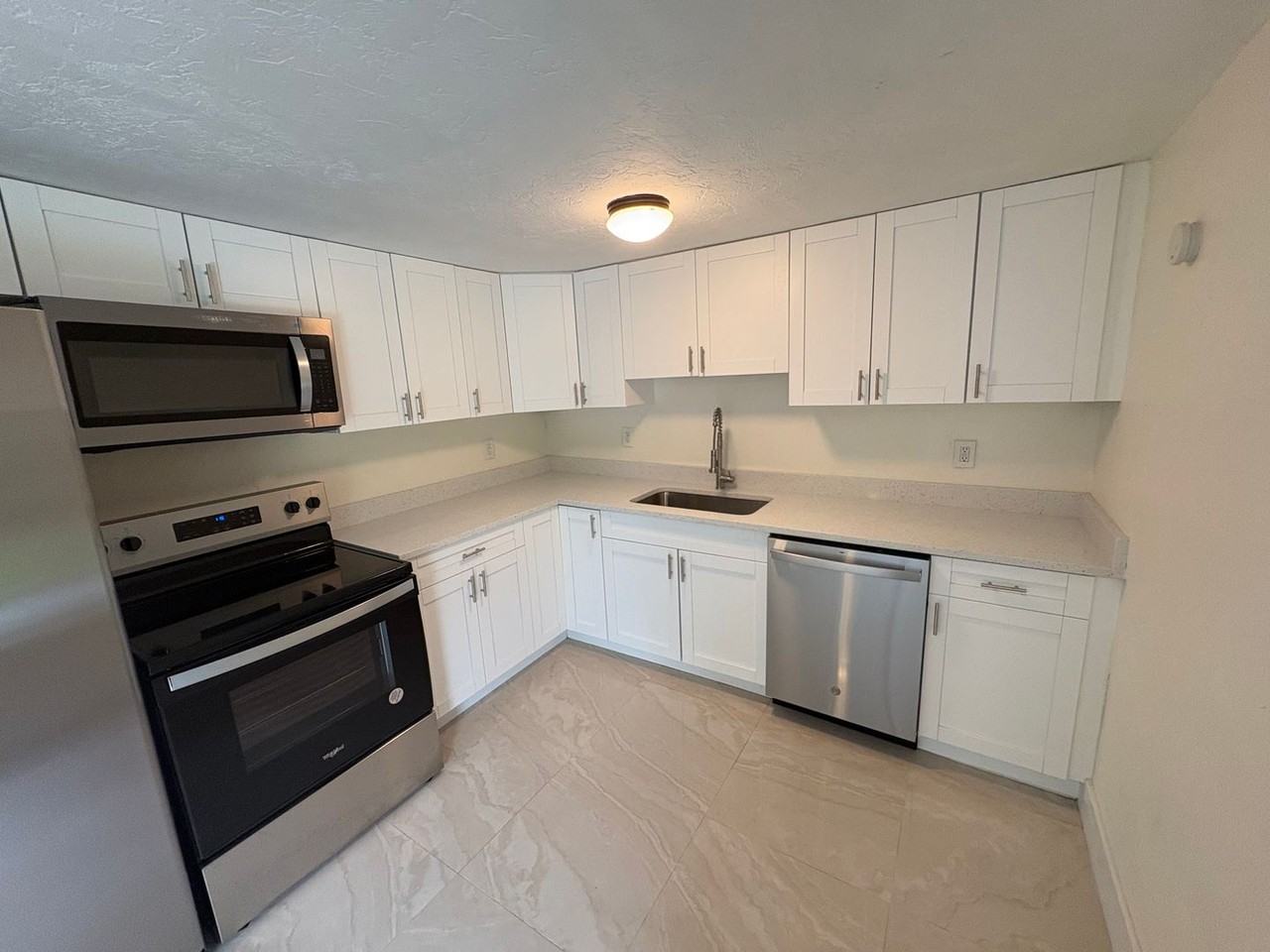 2624 Lee St - Photo 2 of 14