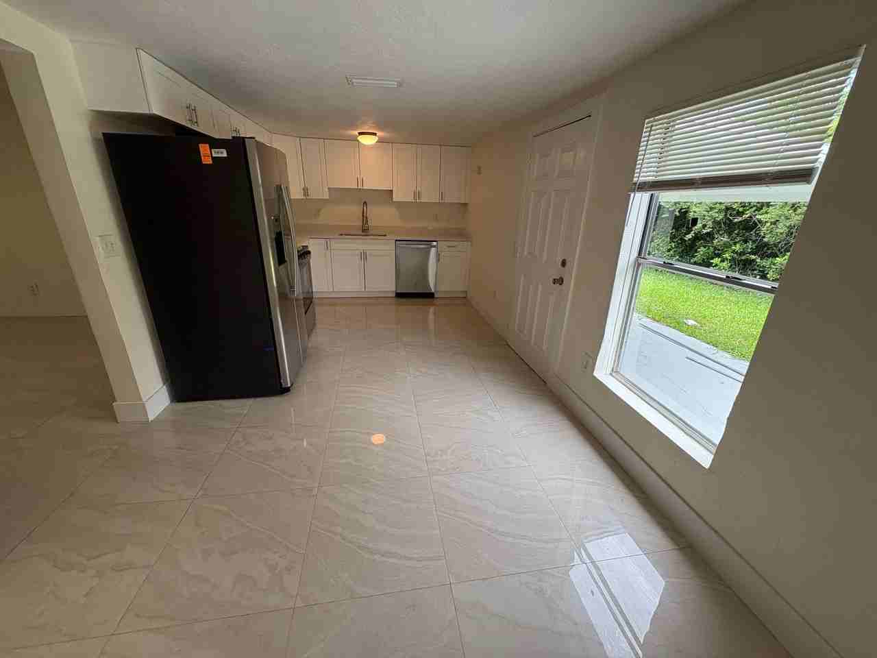 2624 Lee St - Photo 3 of 14