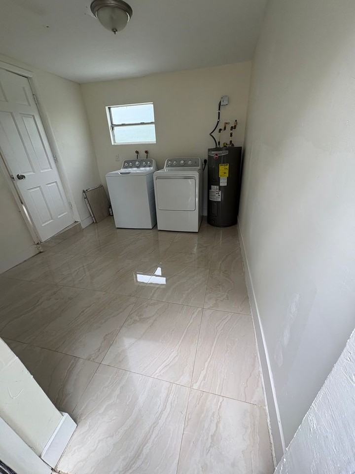 2624 Lee St - Photo 4 of 14