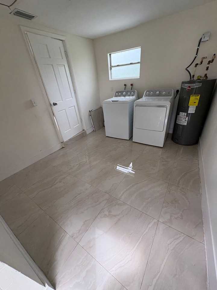 2624 Lee St - Photo 5 of 14