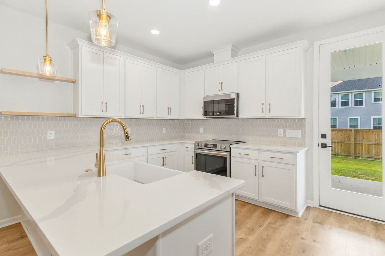 8826 Credence Dr - Photo 5 of 18