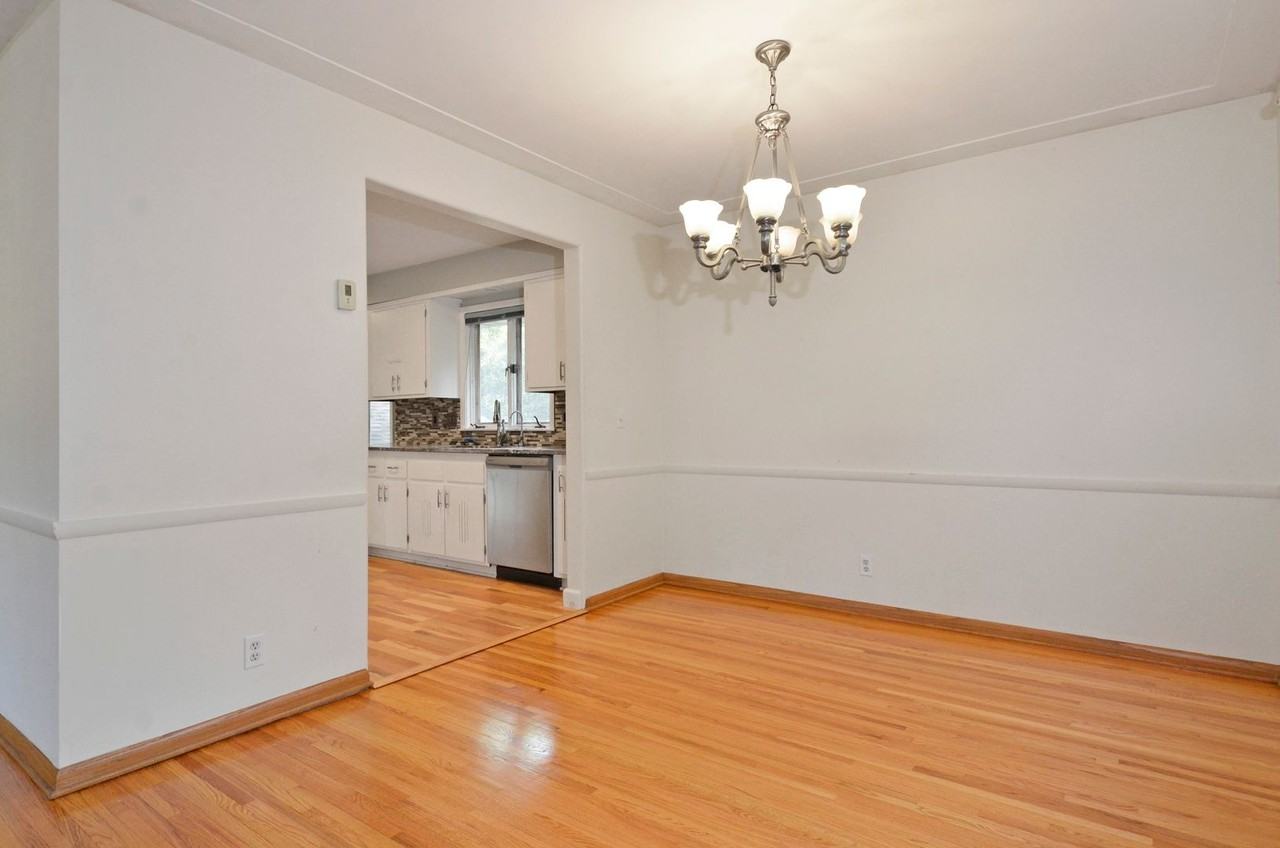 6233 Parnell Ave - Photo 5 of 26
