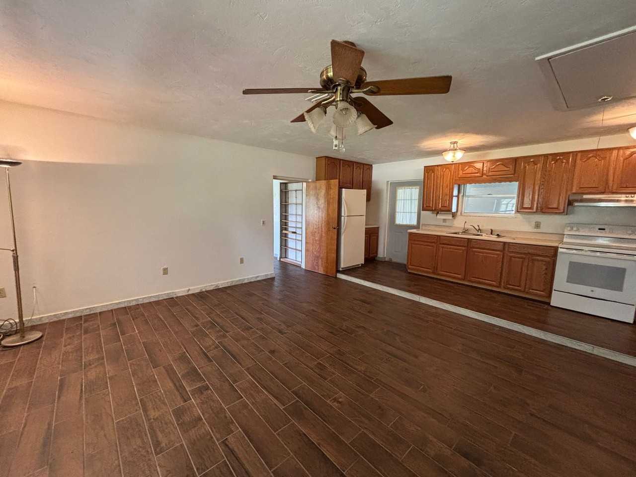 6352 Ne 86th Ave - Photo 3 of 25