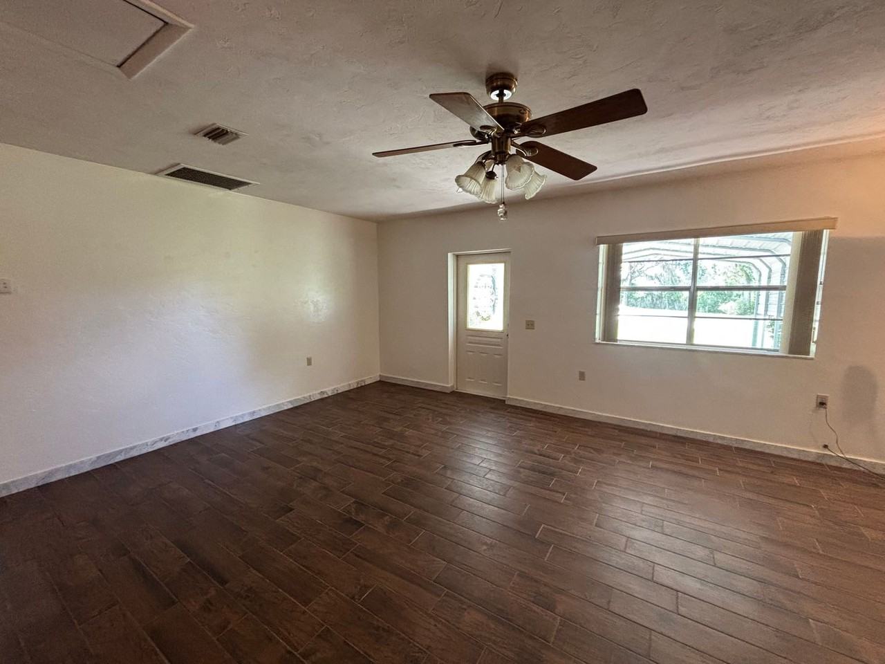 6352 Ne 86th Ave - Photo 4 of 25