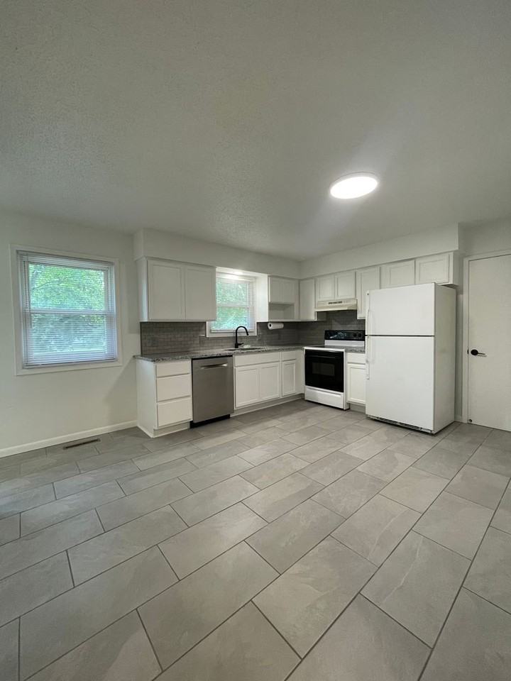 131 N Fairwood Ave - Photo 5 of 31