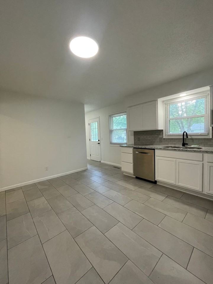 131 N Fairwood Ave - Photo 6 of 31