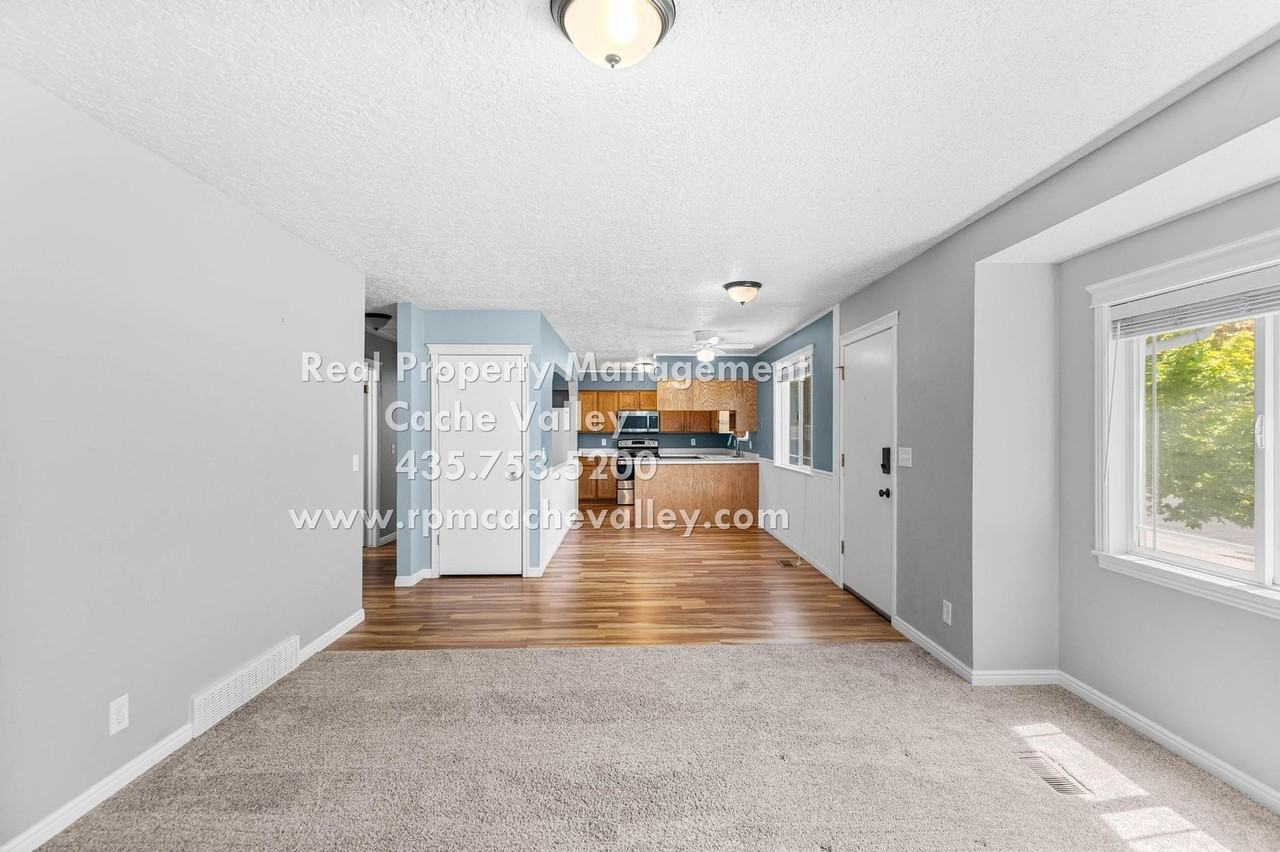 415 E 1150 N - Photo 2 of 25