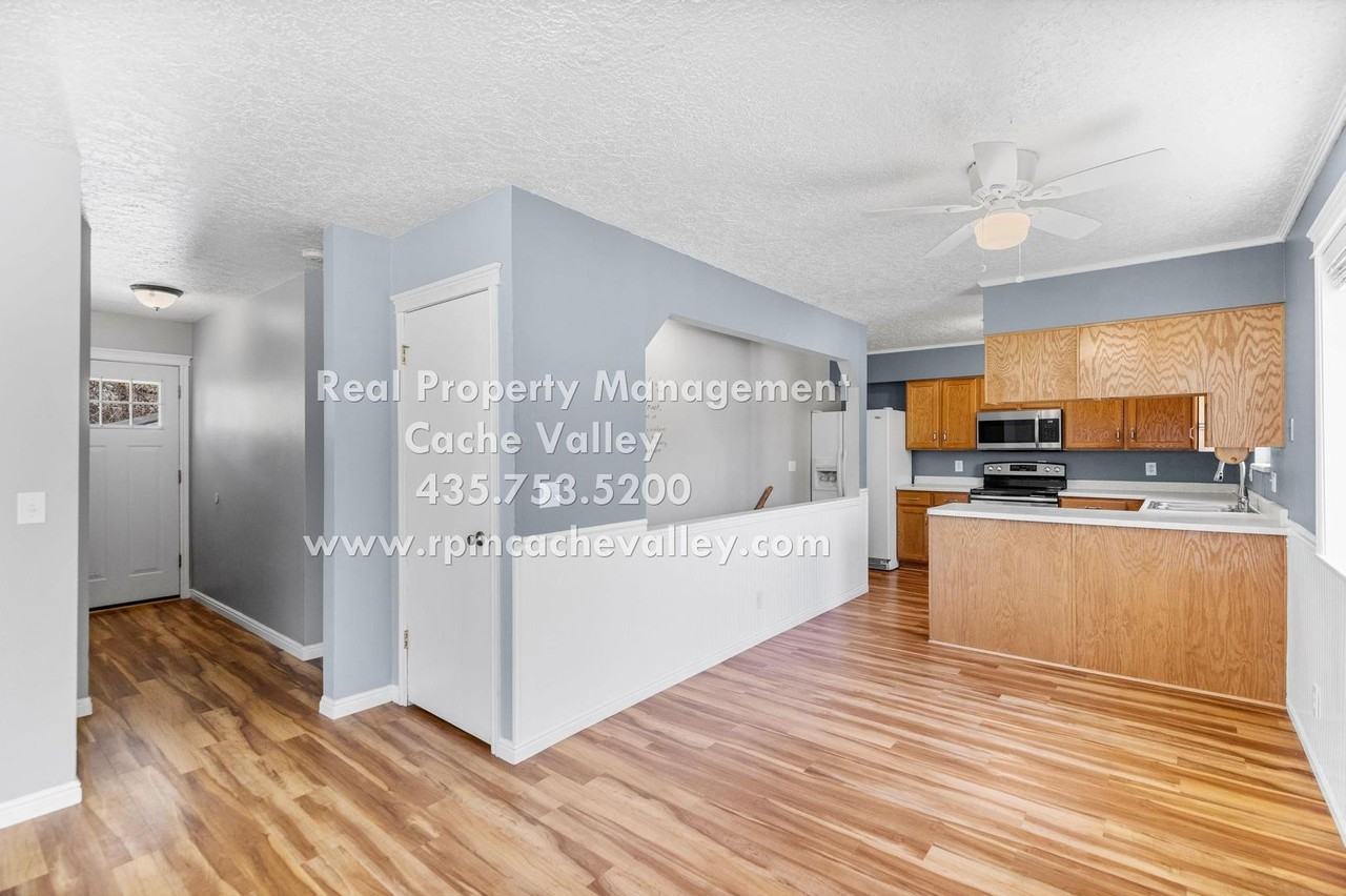 415 E 1150 N - Photo 3 of 25